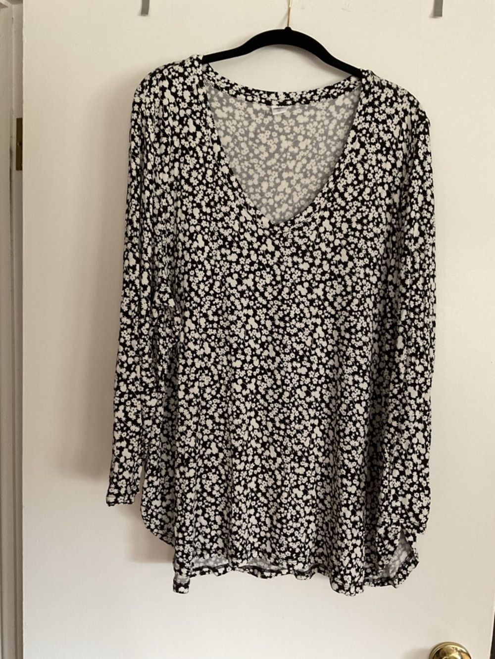 Old Navy Black and White Floral V-Neck Long Sleeve Top
